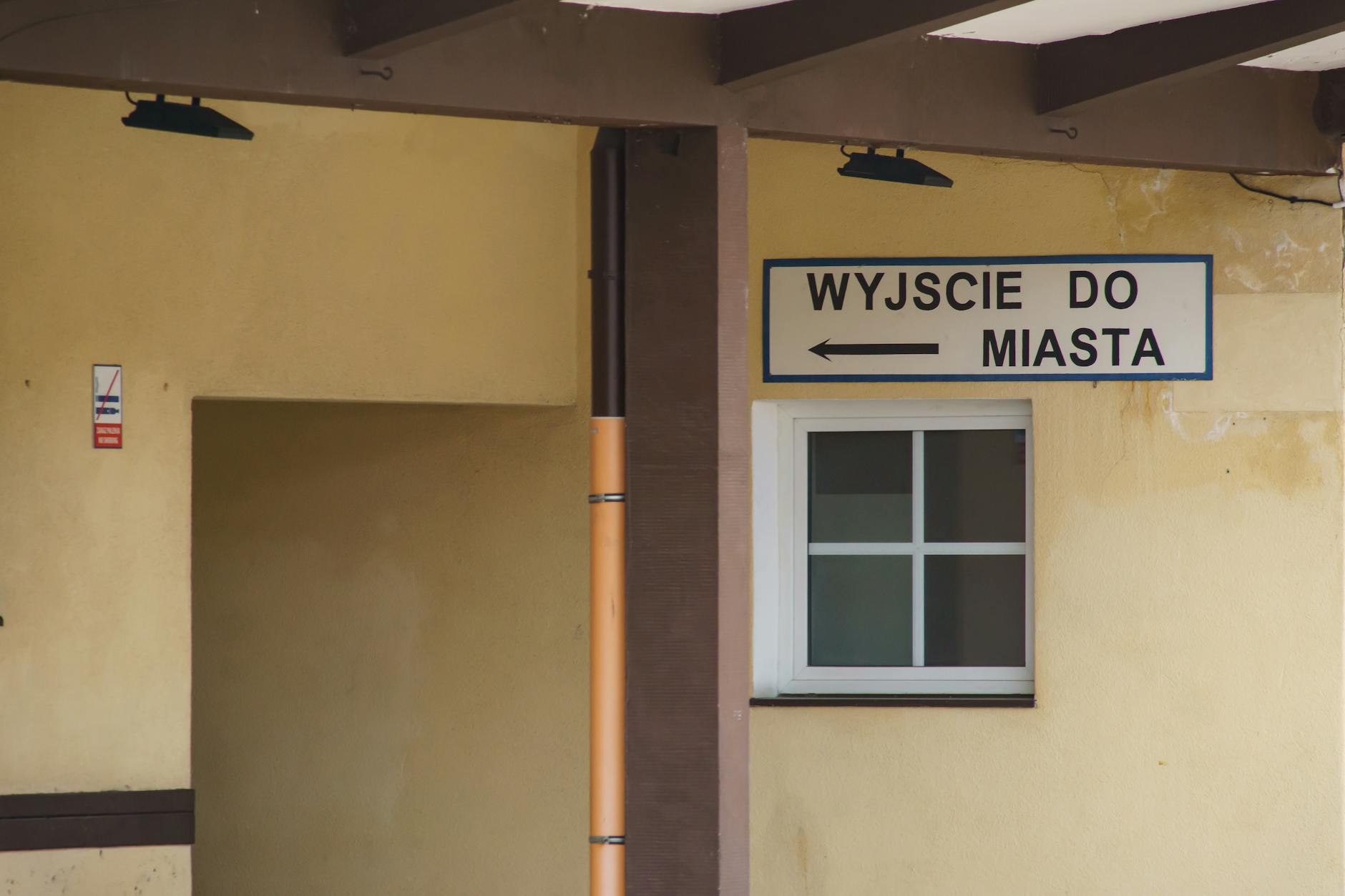 Grafika przedstawiająca zegar i symbole medyczne, symbolizująca kolejki do specjalistów w Raciborzu