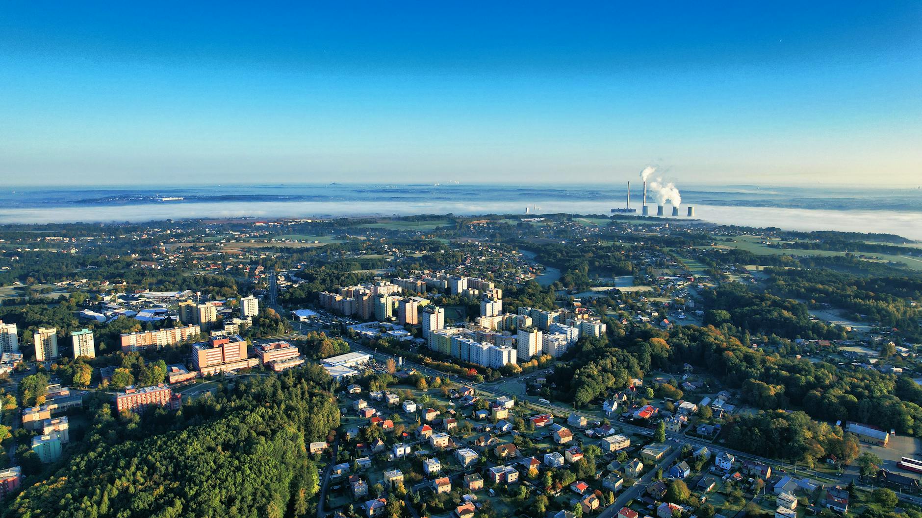 Mapa Polski z zaznaczonym Raciborzem i ikoną wskazującą na zanieczyszczenie powietrza. Dane dotyczące jakości powietrza w Raciborzu.