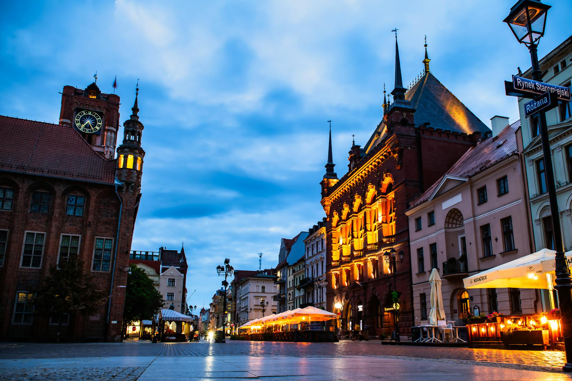 Autobus komunikacji miejskiej MPK Racibórz na tle miasta, symbolizujący zmiany w transporcie podczas majówki.