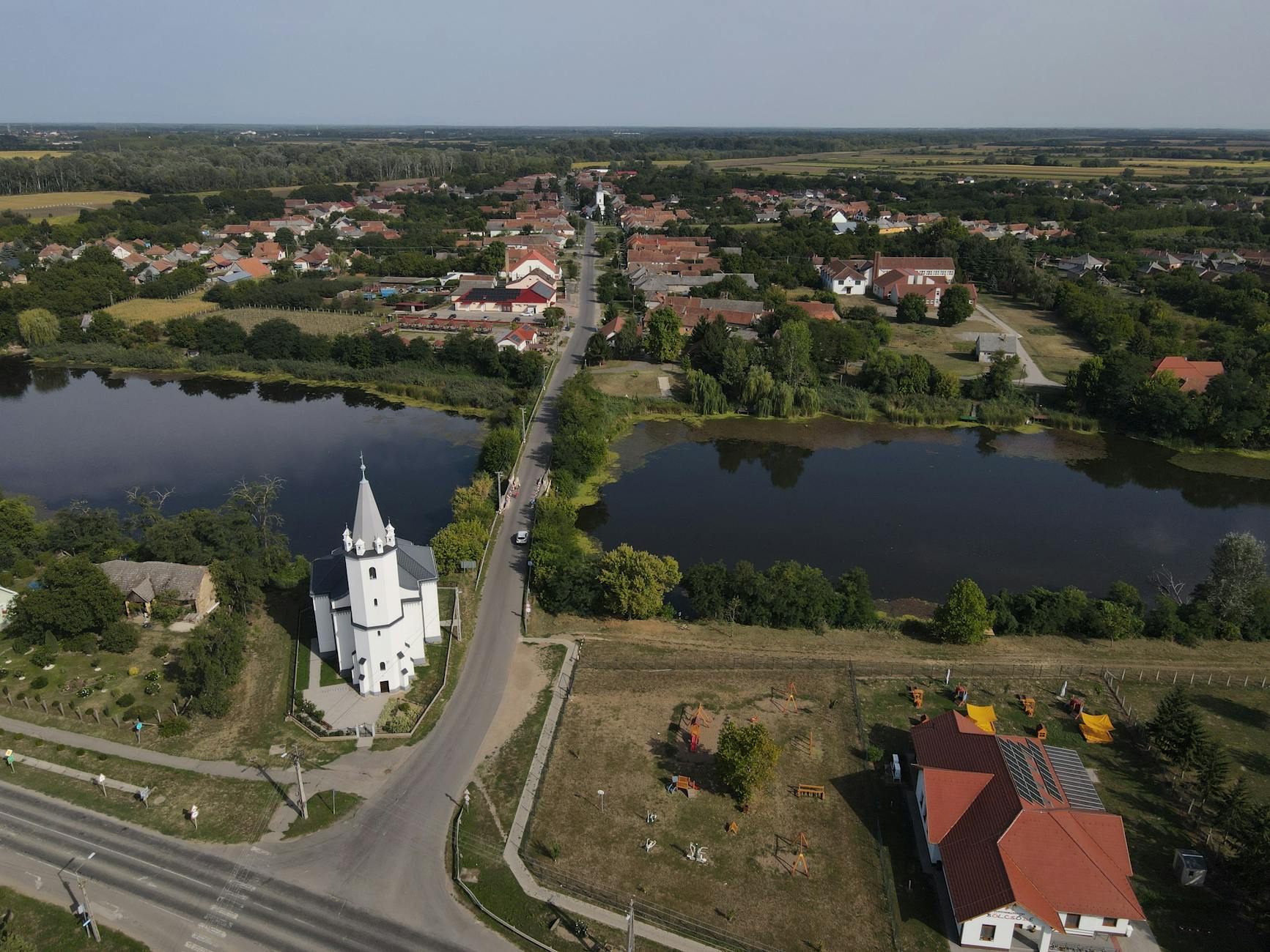Tablica informacyjna ogłaszająca nowe miejsca pracy w Raciborzu związane z produkcją Jelcza i RFK.